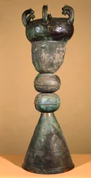 Chaudron avec têtes d
